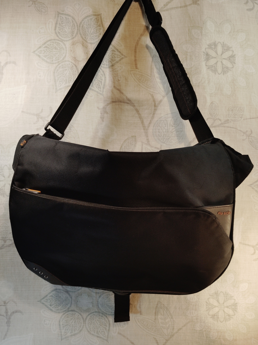 Solo Black Messenger/Laptop Bag with Front Zip Pocket